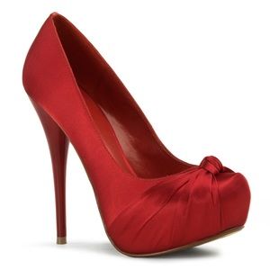 BRAND NEW - Sexy platform pump